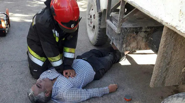 له شدن  مرد اصفهانی بین شاسی و قسمت بار کامیونت + عکس