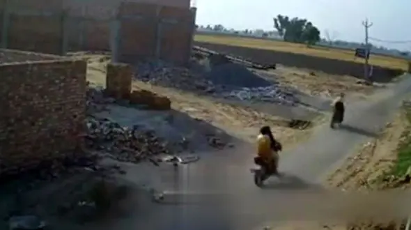 فیلم دلخراش از صحنه تصادف 2 موتور سوار / آنها شاخ به شاخ بهم خوردند + عکس