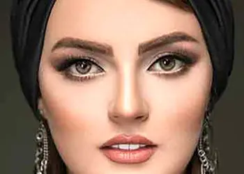 نگاهی به دکوراسیون آشپزخانه نوستالژیک نیلوفر پارسا بازیگر سریال کلینیک رویا/ ز کابینت‌های قدیمی طوسی-سبز و زیربشقابی‌های حصیری تاکتری لعابی