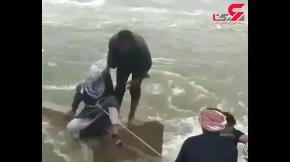 لحظه دلهره آور نجات پیرمرد خوزستانی در سیل + فیلم
