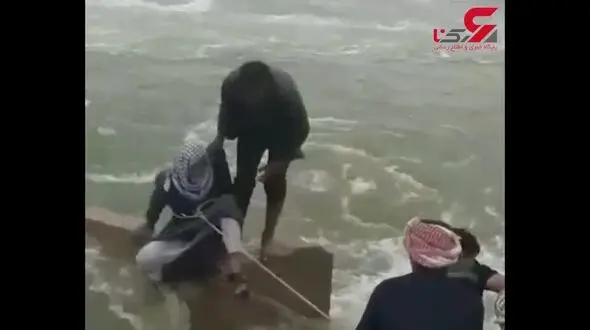 لحظه دلهره آور نجات پیرمرد خوزستانی در سیل + فیلم