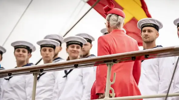 بدآموزترین خانم ملکه جهان / این زن سیاستمدار از بی آبرویی نمی ترسد ! + عکس های عجیب و غریب