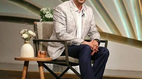 محمد دلاوری: مرا از خبر صدا و سیما اخراج کردند! / در اروپا به زنان محجبه زل نمی زنند در ایران چرا؟