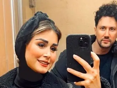 عکس ها / چیدمان لوکس خانه‌ پدری شاهرخ استخری با مبلمان قرمز گوجه‌ای و دکور بندی های چوبی/ عروس بلژیکی با خواهرو مادرشوهر زیبا و خانواده جذاب شاهرخ استخری ...