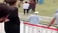 کتک خوردن پلیس توسط تماشاگران در زمین فوتبال!