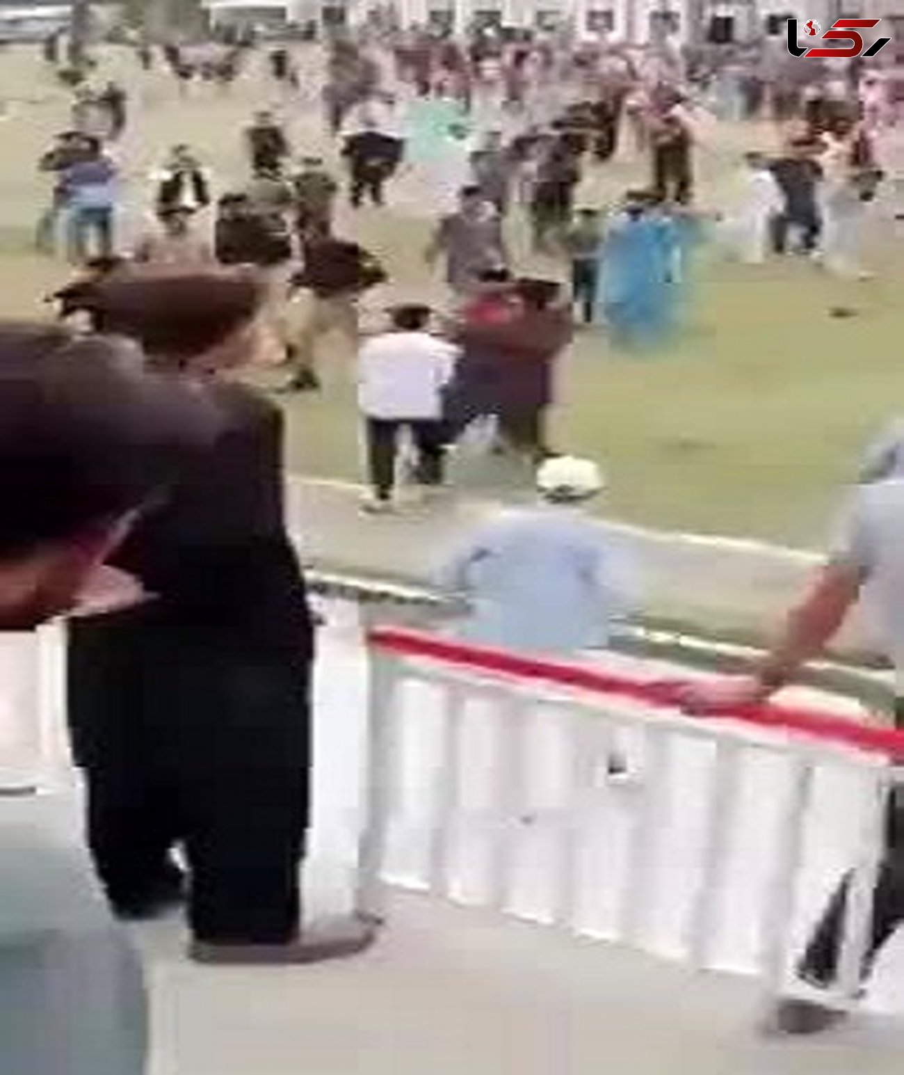 کتک خوردن پلیس توسط تماشاگران در زمین فوتبال!