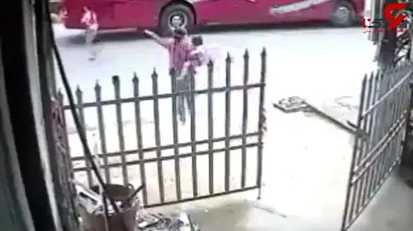 اتوبوس از روی کودک کادر بی ملاحظه رد شد+ فیلم