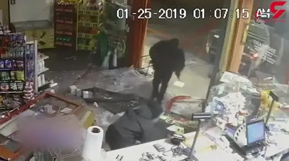 این دو دزد دست و پا چلفتی می خواستند دستگاه خودپرداز را با وانت ببرند!+ فیلم