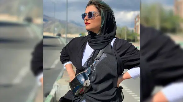 دنیا مدنی با موهای سبز و پریشان + عکس دیده نشده