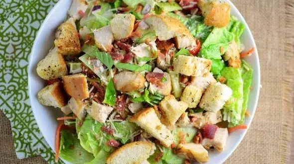 طرز تهیه سالاد سزار رژیمی در خانه