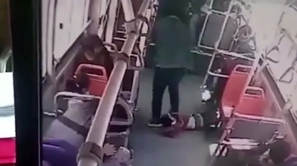 ضربات مرگبار مرد جوان به پسر بچه بازیگوش + فیلم 