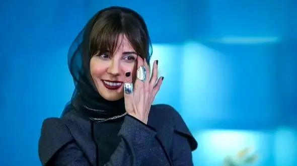 فیلم / درخشش دیشب سارا بهرامی در انتخاب جسورانه استایلش در اختتامیه جشنواره 25 /  استایل مونوکروم خاکستری، ترکیبی از سادگی و شیکی