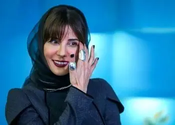 فیلم / درخشش دیشب سارا بهرامی در انتخاب جسورانه استایلش در اختتامیه جشنواره 25 /  استایل مونوکروم خاکستری، ترکیبی از سادگی و شیکی