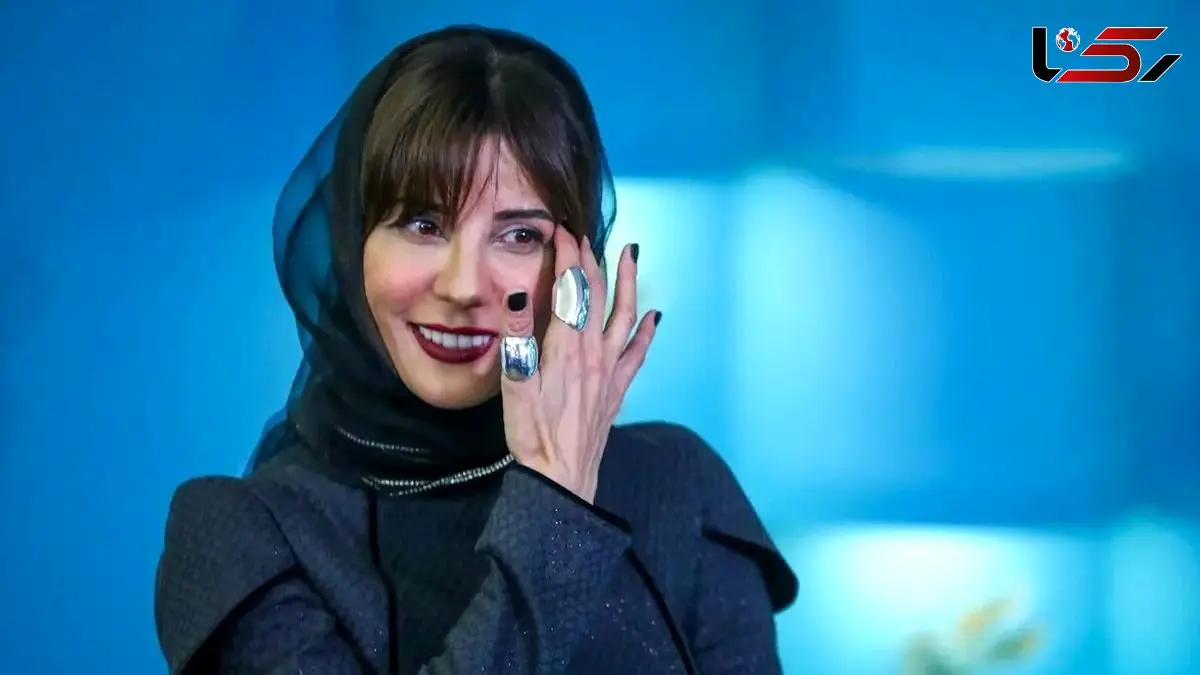 فیلم / درخشش دیشب سارا بهرامی در انتخاب جسورانه استایلش در اختتامیه جشنواره 25 /  استایل مونوکروم خاکستری، ترکیبی از سادگی و شیکی