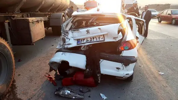 فیلم وحشتناک از تصادف مرگبار پژو 206 با تریلر پارک شده در بومهن / پژو مچاله شد + عکس