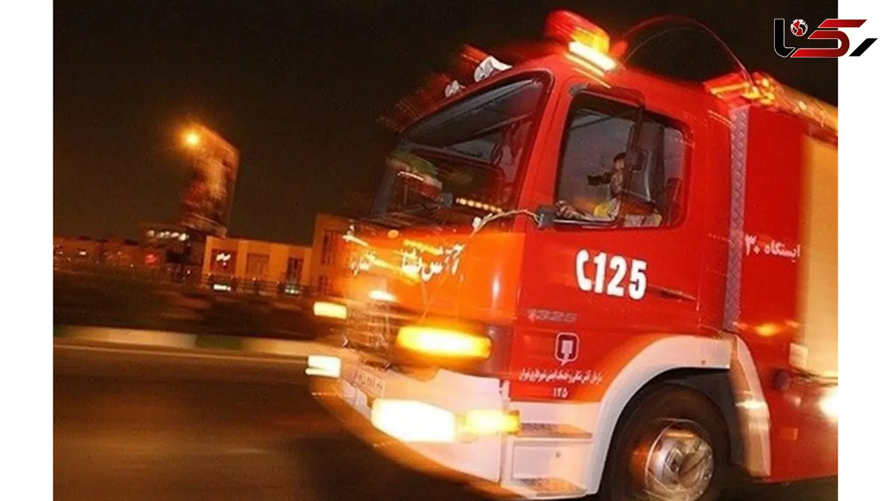 واژگونی کامیونت حامل میلگرد در زیرگذر آزادی