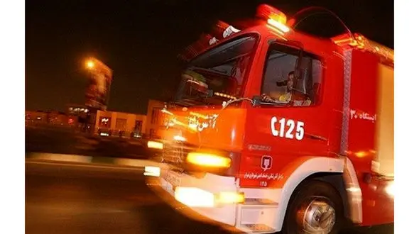 واژگونی کامیونت حامل میلگرد در زیرگذر آزادی