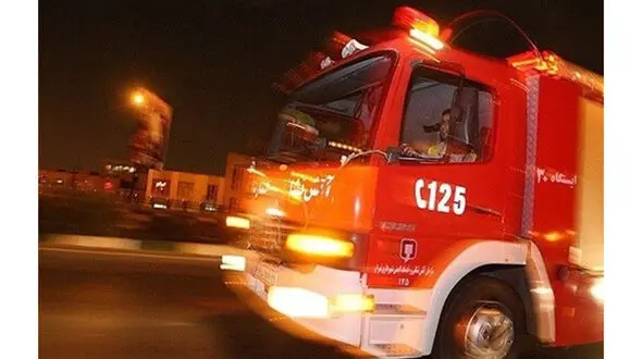 واژگونی کامیونت حامل میلگرد در زیرگذر آزادی