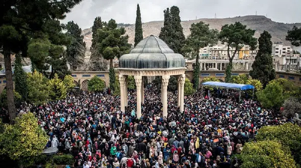 لحظه تحویل سال 1402 در حافظیه شیراز مثل بمب ترکید + فیلمی که حتما باید ببینید!