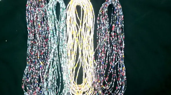 دستبند دوستی هدیه مادر مشهدی به زائران اربعین