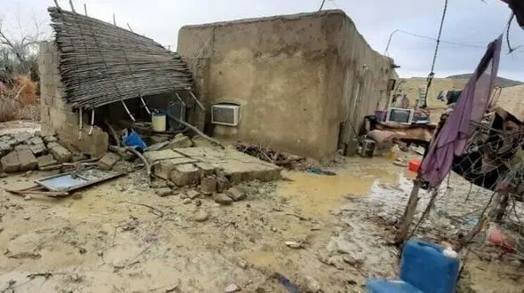  اینجا 6 خانواده فقط یک خانه دارند / 10 زن و مرد در یک اتاق !