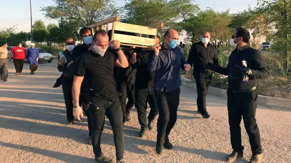 فیلم / عجیب ترین کفن و دفن زن کرونایی در خرمشهر / گفتگوی تلخ با یک عروس 