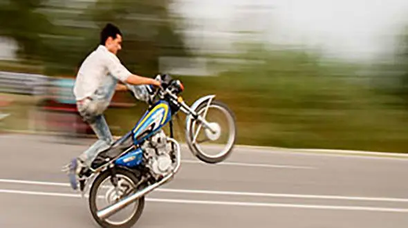 مرگ تلخ موتورسوار بدلکار در زرند + جزییات