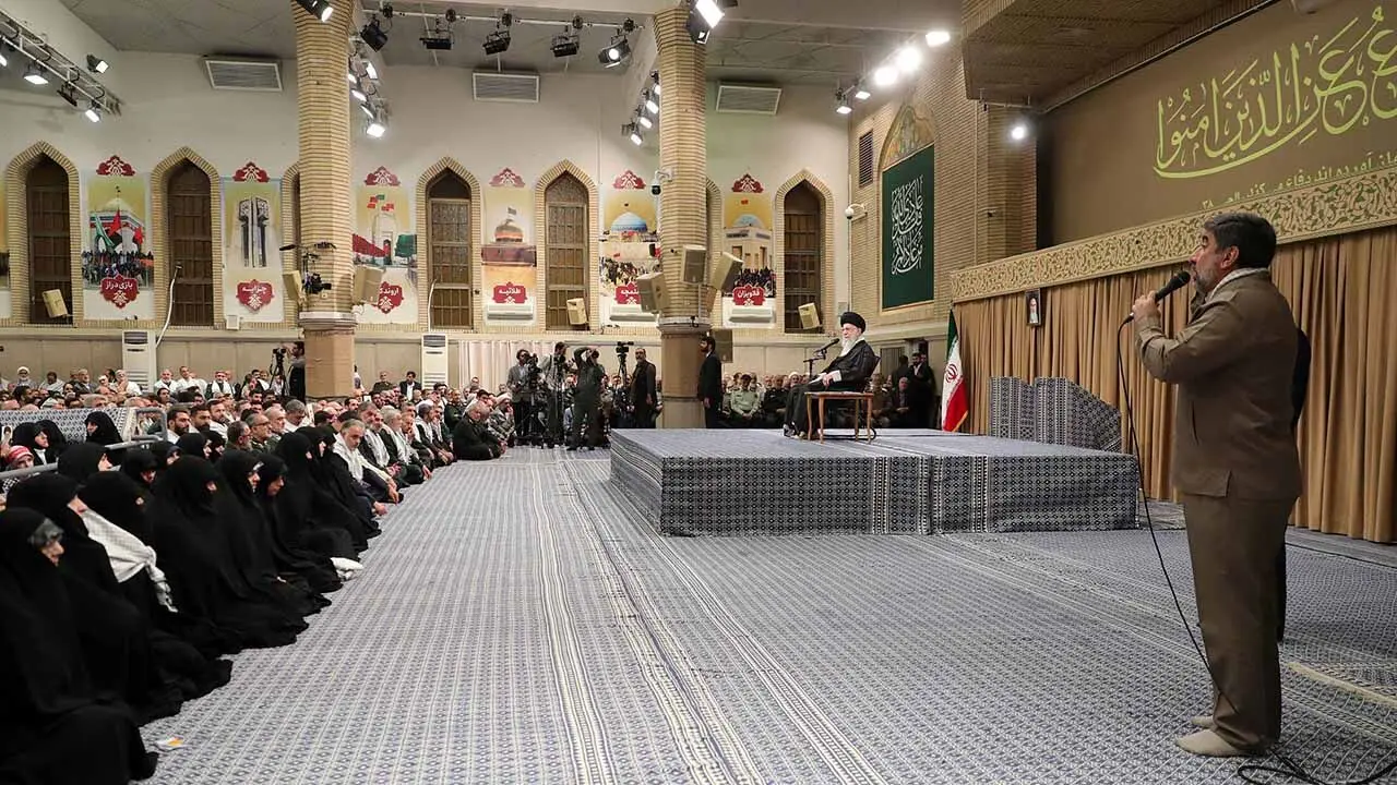 دیدار پیشکسوتان و فعالان دفاع مقدس و مقاومت با رهبر انقلاب