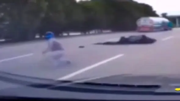 ببینید / بدشانسی موتورسوار در اثر افتادن چادر کامیون روی سرش + فیلم