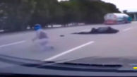 ببینید / بدشانسی موتورسوار در اثر افتادن چادر کامیون روی سرش + فیلم