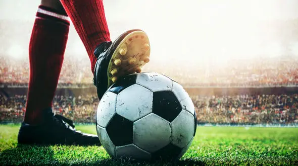 فیلم وحشتناک از لحظه مرگ فوتبالیست اندونزی در برخورد صاعقه در زمین فوتبال / همه شوکه شدند