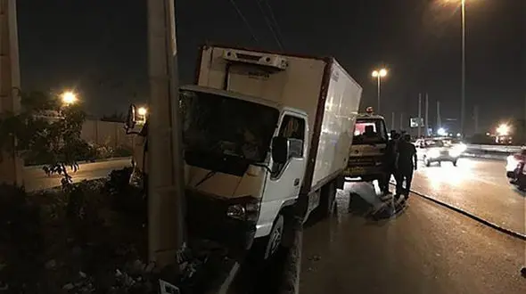 خم شدن تیر چراغ برق در اثر برخورد کامیون / در مهاباد رخ داد