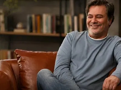 پیمان قاسم‌ خانی مجری «اسم و فامیل» شد؛ اولین تجربه اجرا در شبکه نمایش خانگی