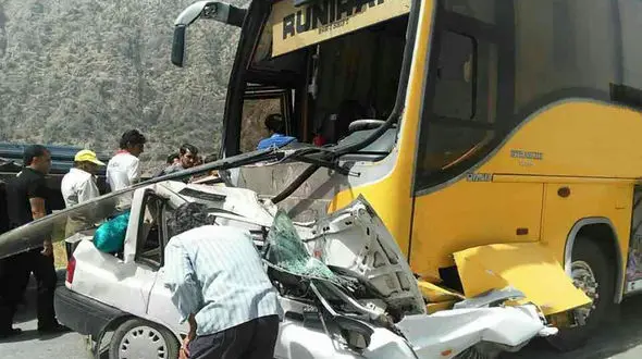 تصادف مرگبار اتوبوس با پراید در زنجان / سرنشین پراید در دم جان باخت
