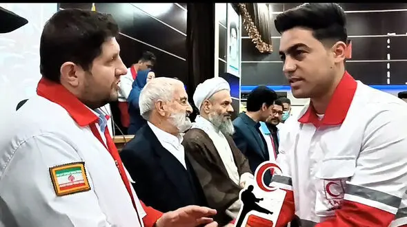 اهدای تندیس هلال احمر به میثم رشتبر رکوردار ۴۸ ساعته کونگ فو و هنرهای رزمی