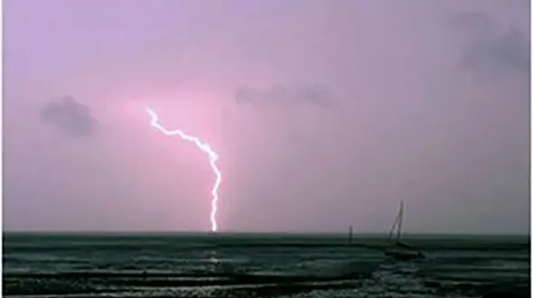 مرگ  22  بنگلادشی در برخورد صاعقه