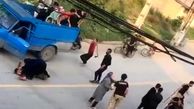 فیلم هولناک از حمله با تبر به مسافران گرگان / زنان فقط جیغ می کشیدند