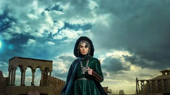 تیپ کت و شلواری الهه خادمی رهبر قبیله وحشی ها بیرون سریال مستوران + چقدر باکلاس و خوشتیپه