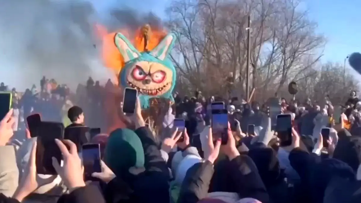 فیلم سوزاندن مجسمه غول پیکر لبوبو در روسیه