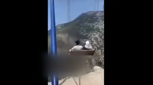 فیلم وحشتناک لحظه سقوط 2 دختر تاب سوار به دره عمیق