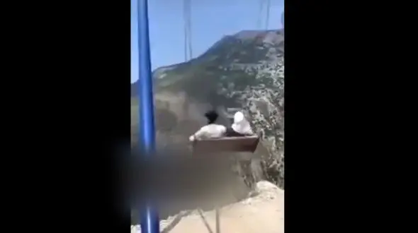 فیلم وحشتناک لحظه سقوط 2 دختر تاب سوار به دره عمیق