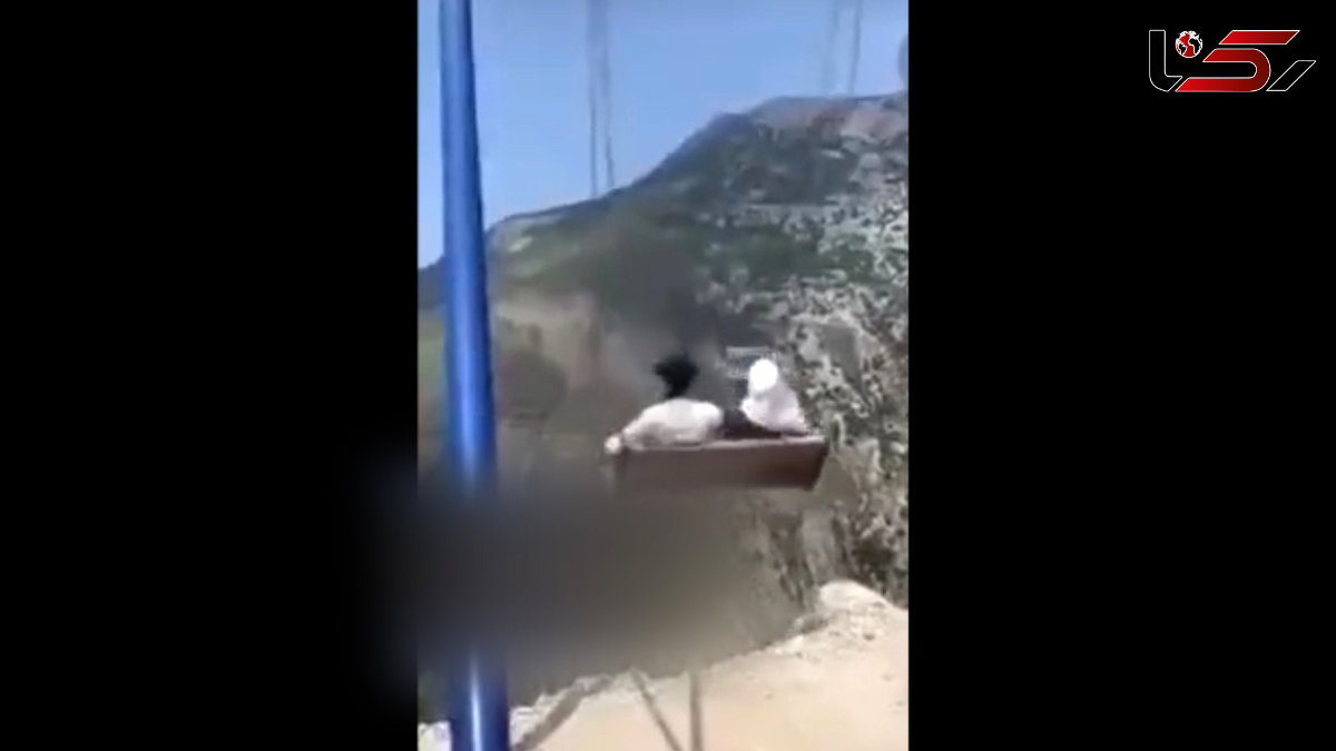 فیلم وحشتناک لحظه سقوط 2 دختر تاب سوار به دره عمیق