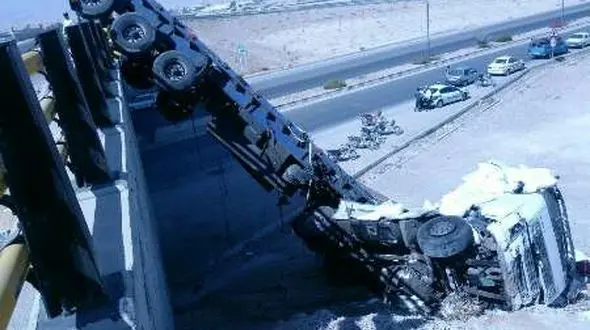 سقوط تریلر از پلی در جهرم / نجات معجزه آسای راننده+عکس