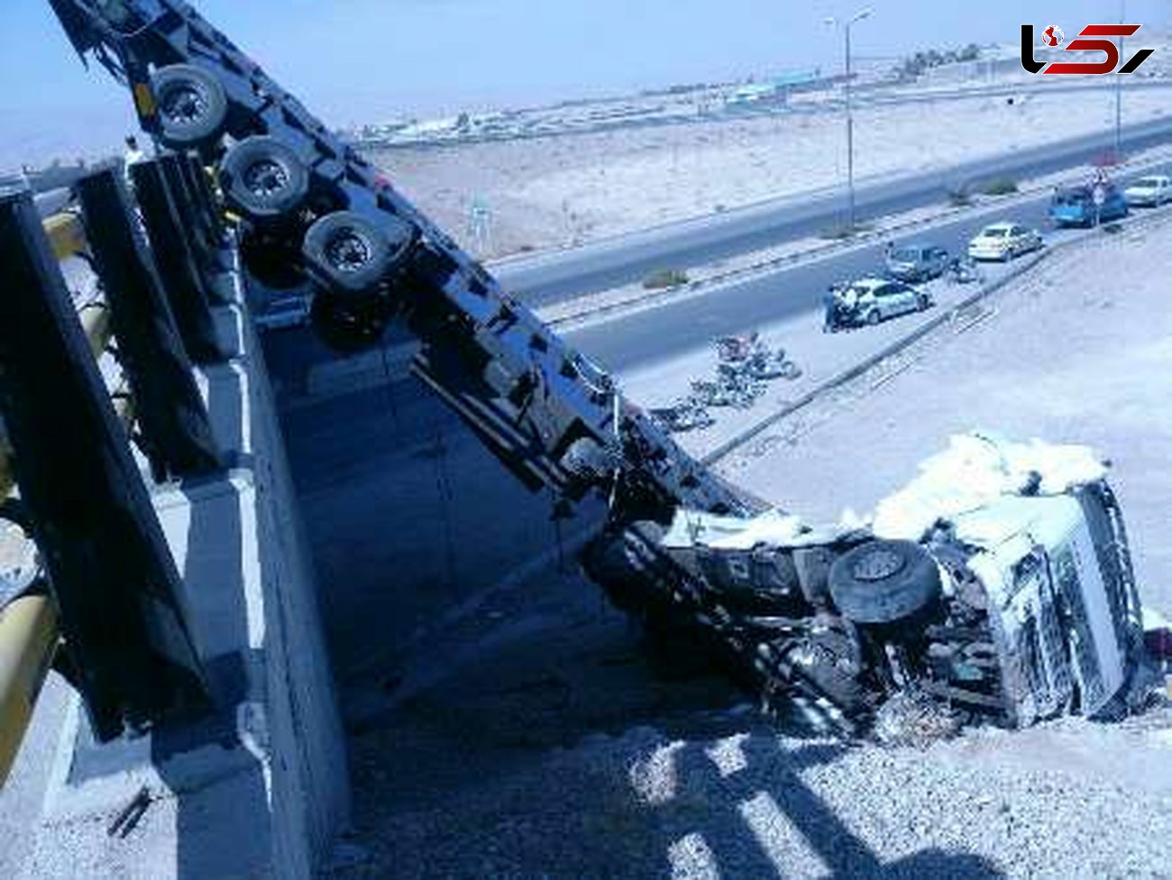 سقوط تریلر از پلی در جهرم / نجات معجزه آسای راننده+عکس