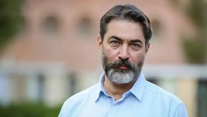 فیلم/ پارسا پیروزفر: تاریخ را فاتحان روایت می‌کنند / علی شادمان و دختر جوان سریال آقازاده را ببینید
