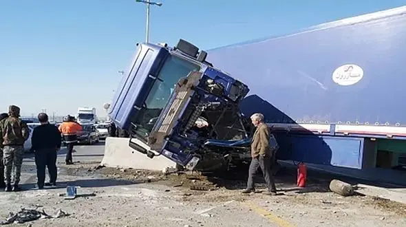 واژگونی شدید  تریلی در آزادراه کرج - قزوین با 5 زخمی + تصاویر