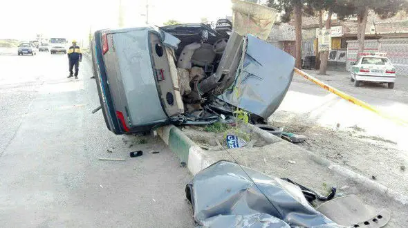 برخورد وحشتناک پژو با تیر برق در مشهد / پژو نصف شد اما هیچ کس نمرد! + عکس 