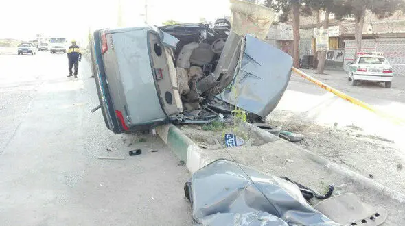 برخورد وحشتناک پژو با تیر برق در مشهد / پژو نصف شد اما هیچ کس نمرد! + عکس 