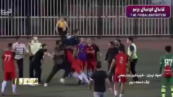 فیلم لحظه کتک زدن وحشیانه داور و ناظر بازی در لیگ فوتبال ایران