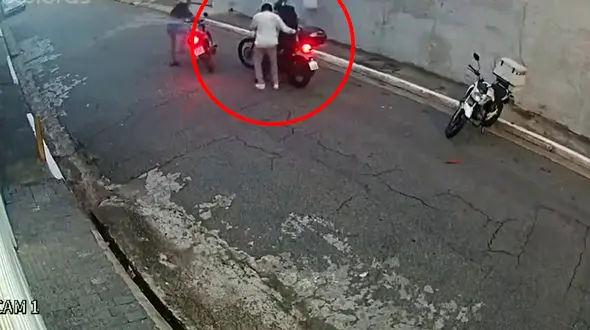 فیلم جدال با دزدان موتور وسط خیابان ! / پسر جوان از پس دزدان برآمد !